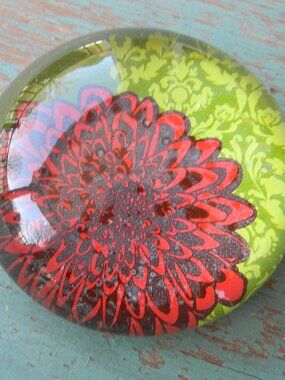3.5"ROUND GLASS RED DAHLIA GREEN BACKGROUND PAPERWEIGHT UNBRANDED